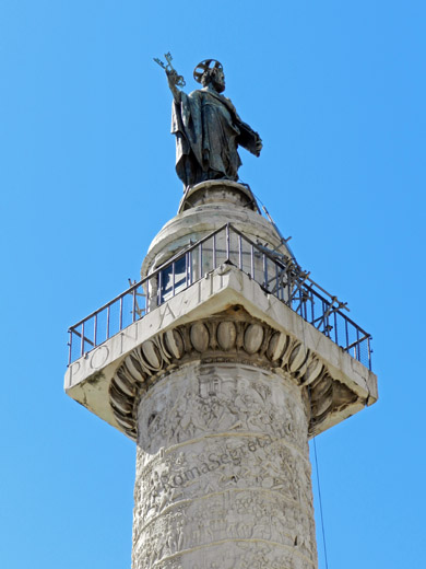 statua di san pietro sulla colonna traiana
