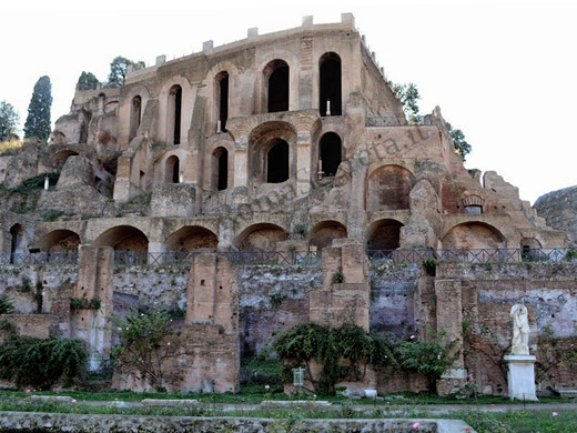 facciata della domus tiberiana