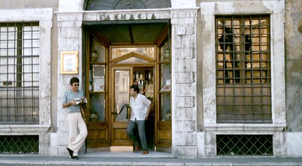 scena alla farmacia dell'isola tiberina a febbre da cavallo