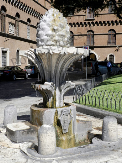 fontana della pigna presso la basilica s.marco