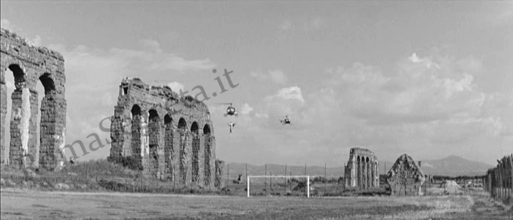 scena sull'acquedotto claudio a la dolce vita