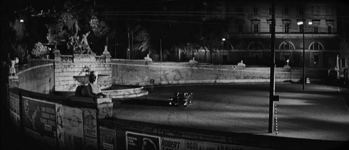 scena a piazza del popolo a la dolce vita