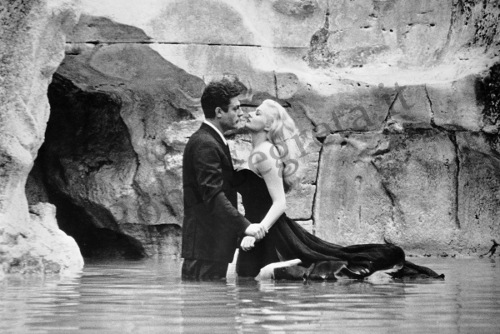 scena nella fontana di trevi a la dolce vita