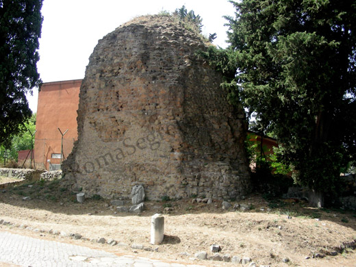 mausoleo con busto di statua acefala