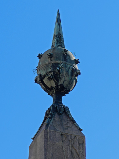 globo sull'obelisco di piazza di montecitorio