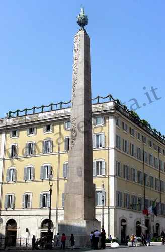 obelisco a piazza di montecitorio