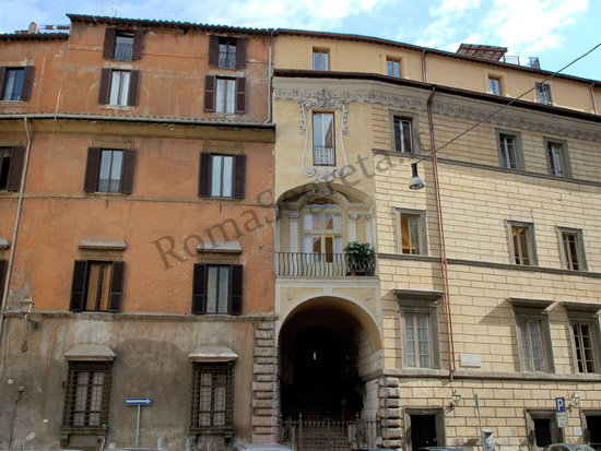 Vedi su Google Maps palazzo cenci