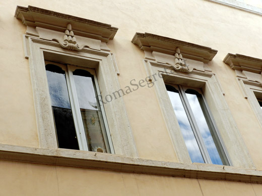 finestre al primo piano di palazzo montoro