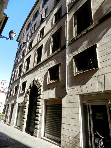 facciata di palazzo vecchiarelli su via dei coronari