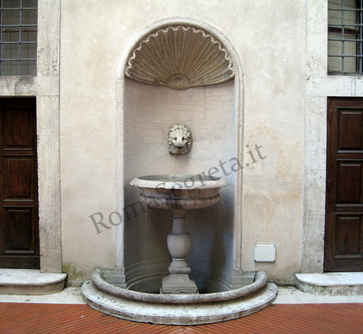 fontana nel cortile di palazzo vecchiarelli