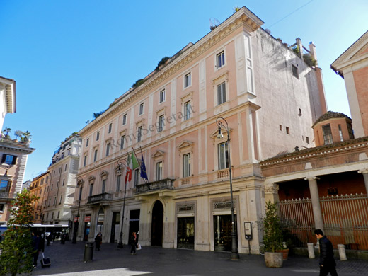 palazzo fiano a piazza di s.lorenzo in lucina