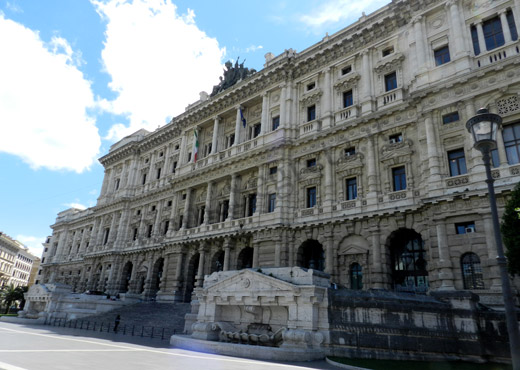 palazzo di giustizia su piazza cavour