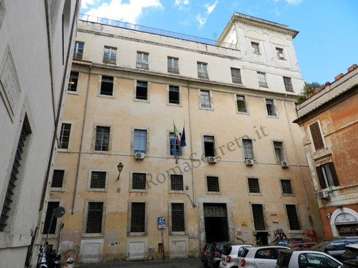 casa grande dei barberini su piazza del mo0nte di pietà