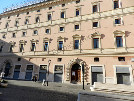 palazzo marignoli a piazza di s.silvestro