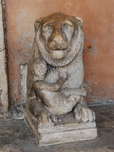 leone a lato del portale di s.lorenzo in lucina