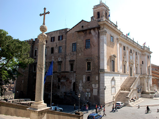 colonna sulla scalinata del convento di santa maria in aracoeli