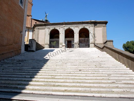 scalinata che conduce al convento di santa maria in aracoeli