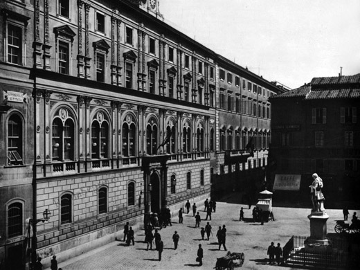 piazza di s.silvestro con la statua di metastasio