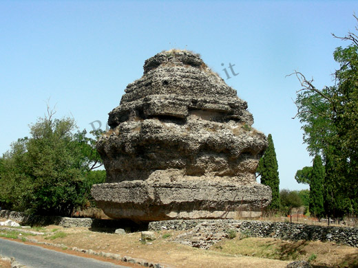 sepolcro a piramide