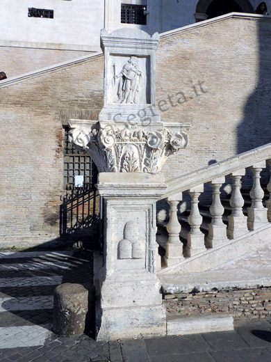 pilastro della scala di trinità dei monti