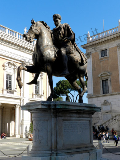 statua di marco aurelio su piazza del campidoglio