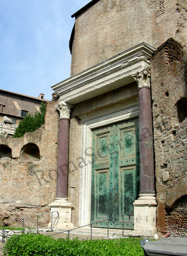 portale del tempio di romolo