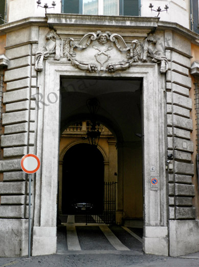 portale di palazzo muti bussi su via d'aracoeli