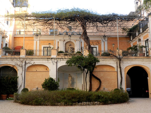 cortile di palazzo nunez torlonia a via bocca di leone