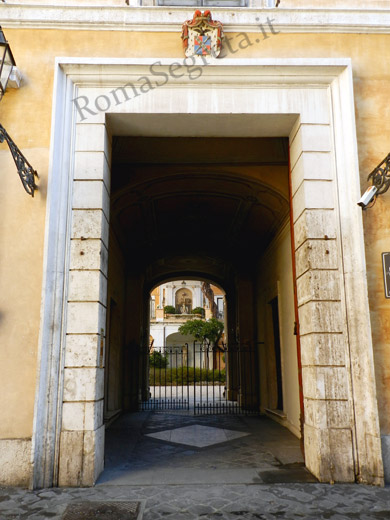 portale di palazzo nunez torlonia a via bocca di leone