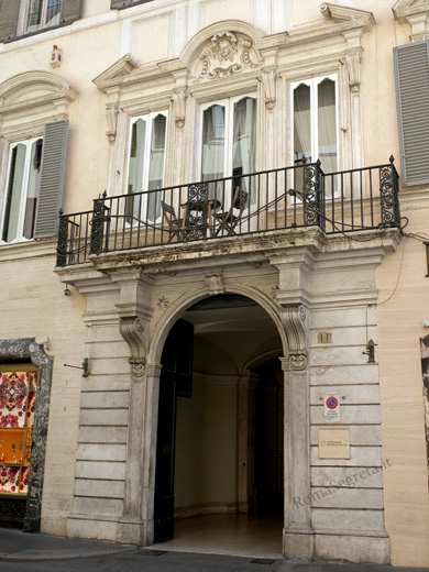 portale di palazzo maruscelli lepri a via dei condotti