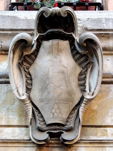 stemma del monte di pietà su palazzo salimei