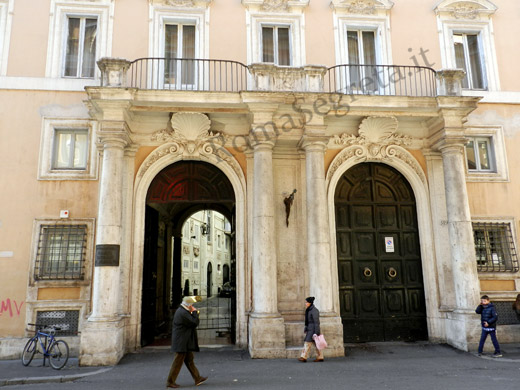 portali di palazzo rondanini su via del corso