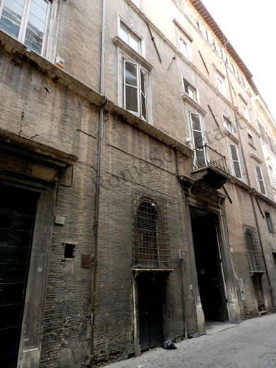 palazzo incoronati a via di monserrato