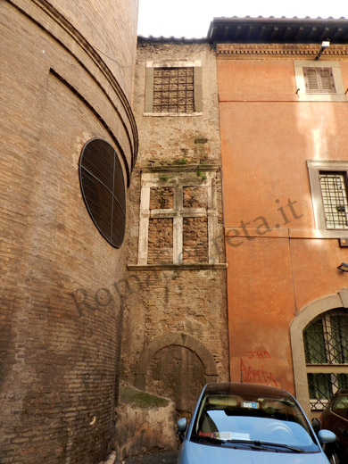 casa del quattrocento su via della tribuna di tor de specchi