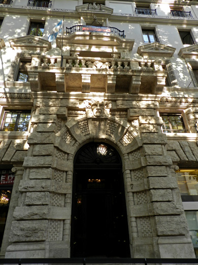 portale di palazzo parlante