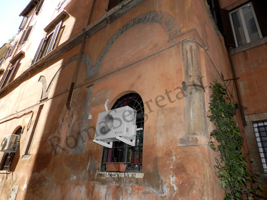 colonne su vicolo margana