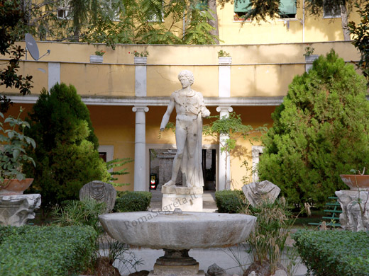 statua dell'imperatore giustiniano a villa giustiniani