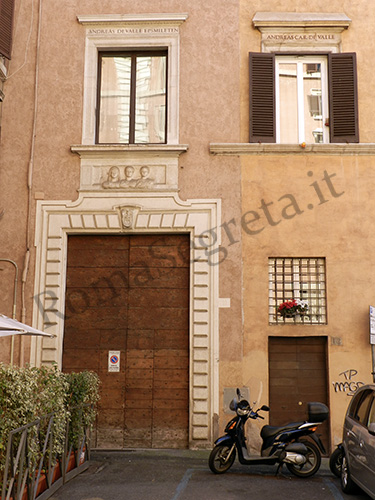 portale di palazzo della valle su largo del teatro valle