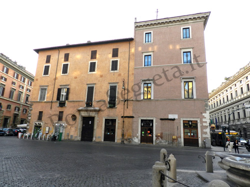 palazzo della valle su piazza di s.andrea della valle