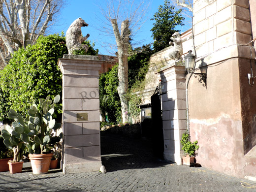 ingresso di palazzo orsini a piazza di monte savello