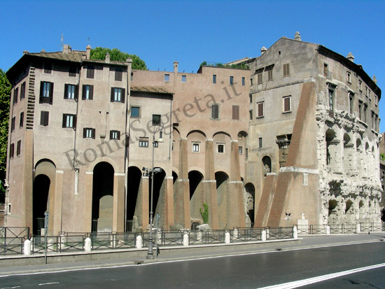 Vedi su Google Maps piazza di monte savello