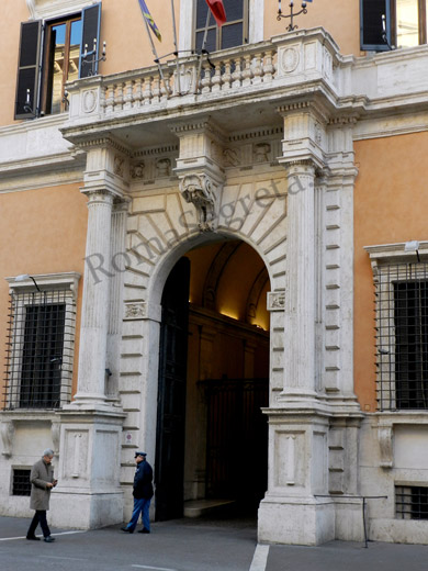 portale di palazzo sciarra colonna a via del corso
