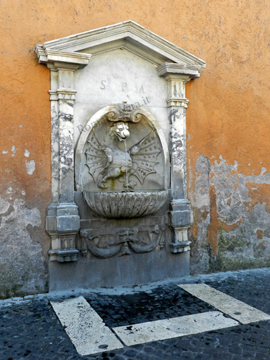 fontana di sinistra di palazzo dei penitenzieri