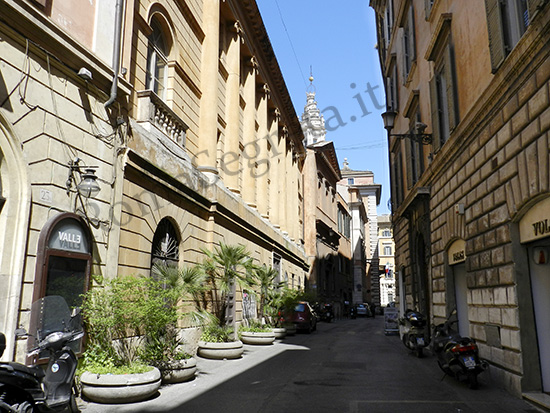 Vedi su Google Maps via del teatro valle