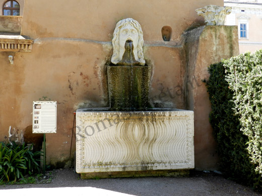 fontana con sarcofago a villa farnesina