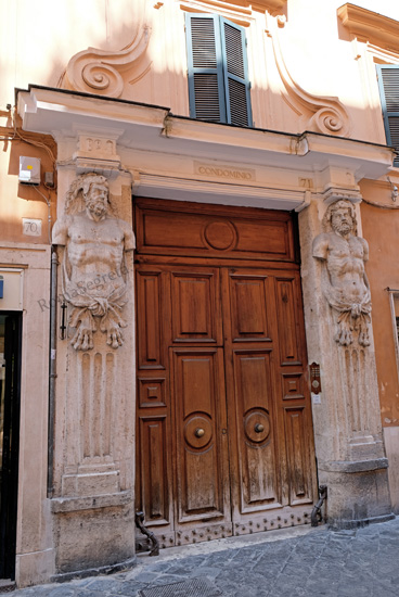 palazzo dei telamoni su via della croce