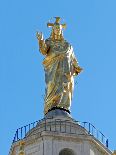 statua del redentore della chiesa del sacro cuore di gesù