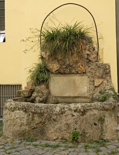 fontana nel cortile a via dei prefetti