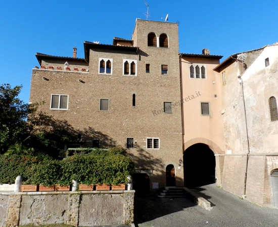 casa dei pierleoni a via di s.giovanni decollato