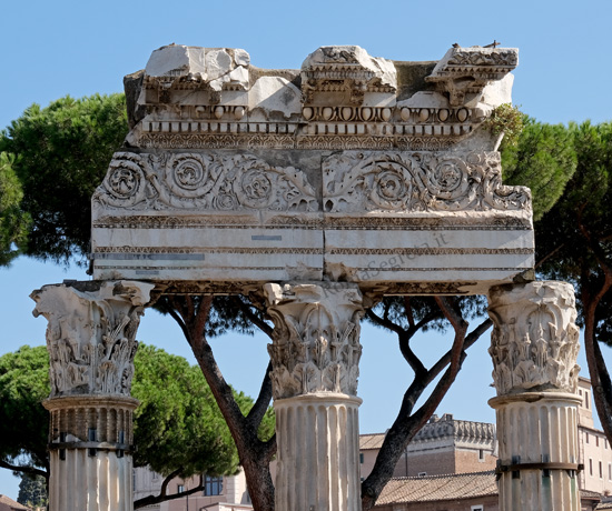 trabeazione delle colonne del foro di cesare